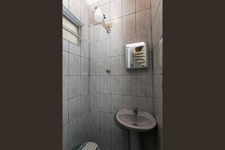 Banheiro de Serviço de casa à venda com 3 quartos, 200m² em Vila Granada, São Paulo