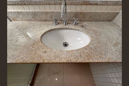 Apartamento para alugar com 161m², 2 quartos e 2 vagasSuíte - Banheiro