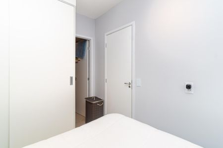 Quarto com cama e armário, com uma porta para o banheiro e uma porta para a cozinha. de kitnet/studio à venda com 0 quarto, 24m² em Pompeia, São Paulo