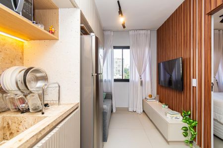 Studio à venda com 24m², 0 quarto e sem vagaCozinha com geladeira, fogão e utensílios de cozinha, com vista para a cidade.