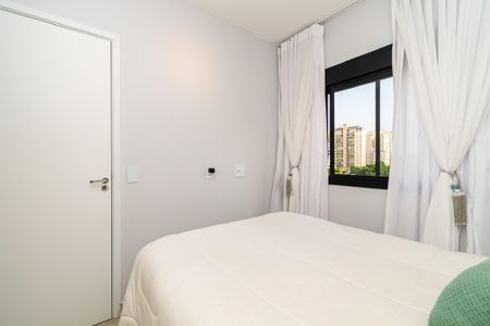 Quarto simples com cama de solteiro e vista para a cidade. de kitnet/studio à venda com 0 quarto, 24m² em Pompeia, São Paulo