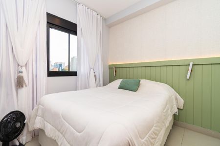 Cama simples com colchão branco e cortina branca, vista para a cidade. de kitnet/studio à venda com 0 quarto, 24m² em Pompeia, São Paulo