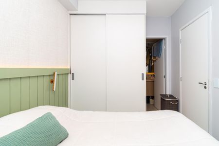 Quarto com cama simples e armários brancos, com uma porta de vidro que leva a uma varanda com vista para a cidade. de kitnet/studio à venda com 0 quarto, 24m² em Pompeia, São Paulo
