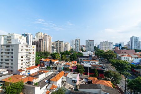 Studio à venda com 24m², 0 quarto e sem vagaVista panorâmica de uma cidade com prédios altos e casas de teto vermelho.