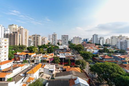 Studio à venda com 24m², 0 quarto e sem vagaVista aérea de uma cidade com casas e prédios altos, com árvores e um céu azul e nuvens.