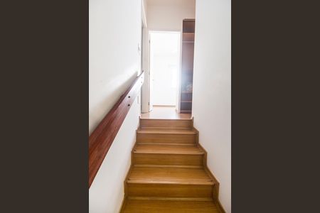 Casa de condomínio à venda com 160m², 3 quartos e 2 vagas Casa de condomínio à venda com 160m², 3 quartos e 2 vagasEscada
