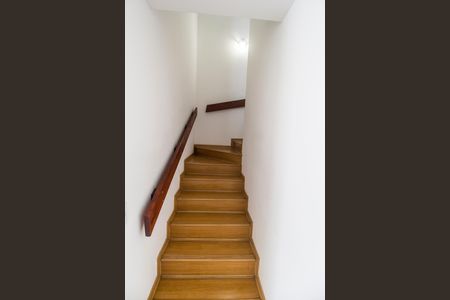 Casa de condomínio à venda com 160m², 3 quartos e 2 vagas Casa de condomínio à venda com 160m², 3 quartos e 2 vagasEscada
