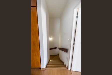 Casa de condomínio à venda com 160m², 3 quartos e 2 vagas Casa de condomínio à venda com 160m², 3 quartos e 2 vagasEscada