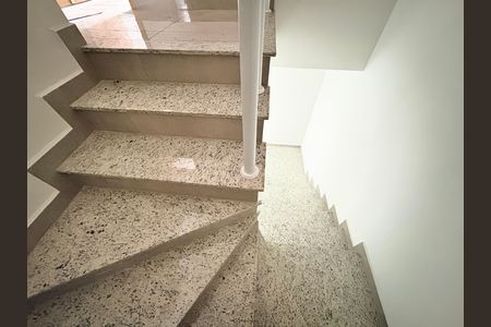 Escada de casa à venda com 2 quartos, 135m² em Vila Palmeiras, São Paulo