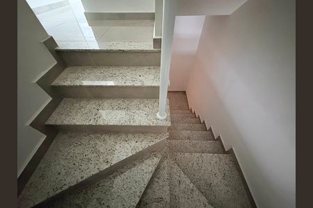 Escada de casa à venda com 2 quartos, 135m² em Vila Palmeiras, São Paulo