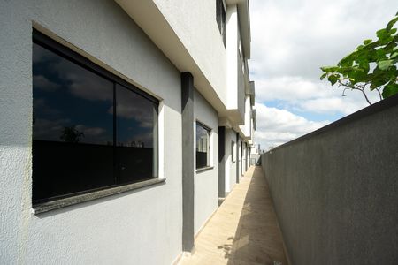 Casa de condomínio para alugar com 79m², 2 quartos e 1 vaga Casa de condomínio para alugar com 79m², 2 quartos e 1 vagaCorredor externo