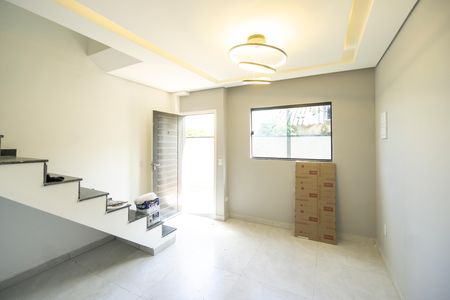 Sala de casa de condomínio para alugar com 2 quartos, 79m² em Guaiauna, São Paulo