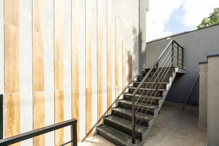 Casa de condomínio para alugar com 79m², 2 quartos e 1 vaga Casa de condomínio para alugar com 79m², 2 quartos e 1 vagaEscada de entrada