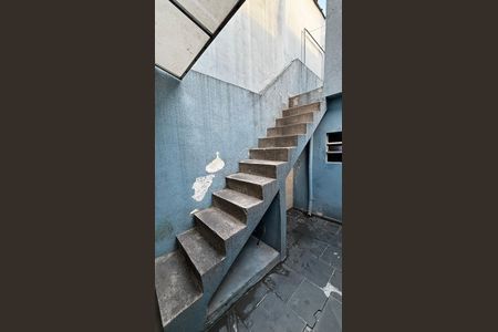 Casa à venda com 70m², 2 quartos e sem vaga Casa à venda com 70m², 2 quartos e sem vagaEscada