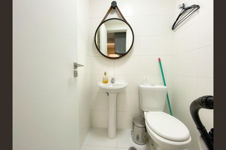 Apartamento à venda com 135m², 2 quartos e 2 vagas Apartamento à venda com 135m², 2 quartos e 2 vagasBanheiro de Serviço