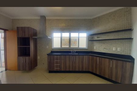 Casa de condomínio para alugar com 180m², 3 quartos e 2 vagas