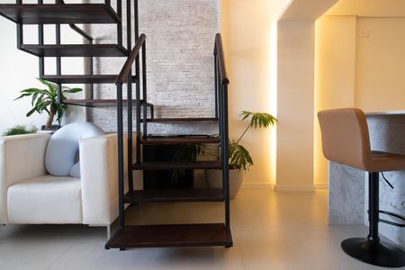 Apartamento para alugar com 187m², 3 quartos e 2 vagas Apartamento para alugar com 187m², 3 quartos e 2 vagasEscada