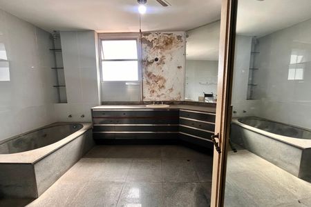Apartamento à venda com 750m², 5 quartos e 4 vagas Apartamento à venda com 750m², 5 quartos e 4 vagasBanheiro da suite 2