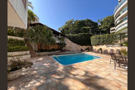 Apartamento à venda com 750m², 5 quartos e 4 vagas Apartamento à venda com 750m², 5 quartos e 4 vagasÁrea comum - Piscina