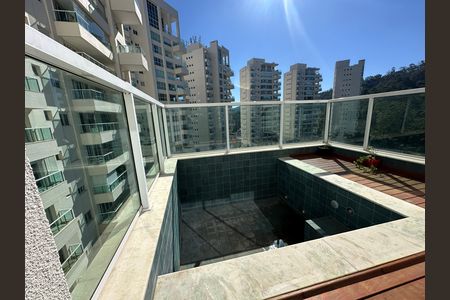 Apartamento à venda com 284m², 3 quartos e 5 vagas Apartamento à venda com 284m², 3 quartos e 5 vagasPiscina
