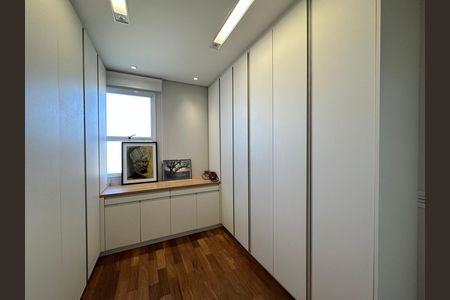 Apartamento à venda com 284m², 3 quartos e 5 vagas Apartamento à venda com 284m², 3 quartos e 5 vagasRoupeiro