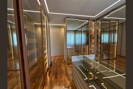 Apartamento à venda com 284m², 3 quartos e 5 vagas Apartamento à venda com 284m², 3 quartos e 5 vagasCloset da suíte 1