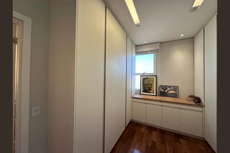 Apartamento à venda com 284m², 3 quartos e 5 vagas Apartamento à venda com 284m², 3 quartos e 5 vagasRoupeiro