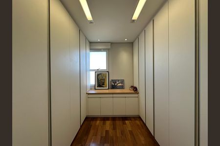 Apartamento à venda com 284m², 3 quartos e 5 vagas Apartamento à venda com 284m², 3 quartos e 5 vagasRoupeiro