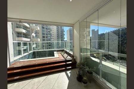 Apartamento à venda com 284m², 3 quartos e 5 vagas Apartamento à venda com 284m², 3 quartos e 5 vagasPiscina