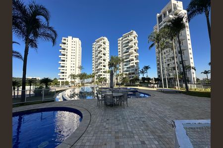 Apartamento à venda com 284m², 3 quartos e 5 vagas Apartamento à venda com 284m², 3 quartos e 5 vagasÁrea comum - Piscina