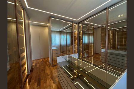 Apartamento à venda com 284m², 3 quartos e 5 vagas Apartamento à venda com 284m², 3 quartos e 5 vagasCloset da suíte 1