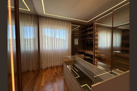 Apartamento à venda com 284m², 3 quartos e 5 vagas Apartamento à venda com 284m², 3 quartos e 5 vagasCloset da suíte 1