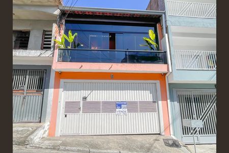 Casa à venda com 225m², 2 quartos e 2 vagas Casa à venda com 225m², 2 quartos e 2 vagasFachada