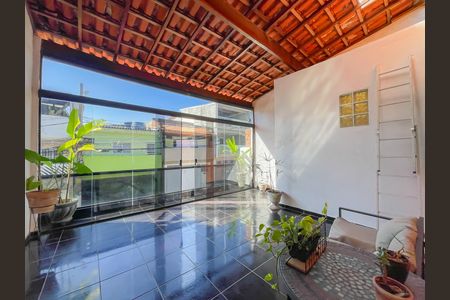 Casa à venda com 225m², 2 quartos e 2 vagas Casa à venda com 225m², 2 quartos e 2 vagasSacada