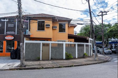 Casa para alugar com 221m², 3 quartos e 3 vagas Casa para alugar com 221m², 3 quartos e 3 vagasFachada
