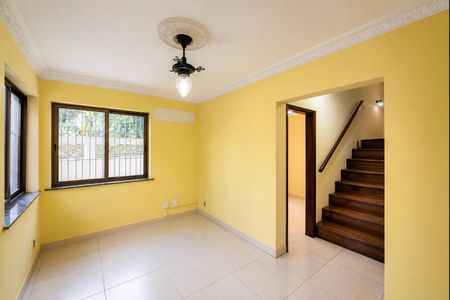 Sala de casa para alugar com 2 quartos, 221m² em Macuco, Santos