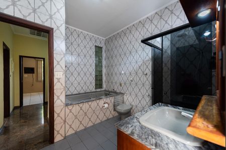 Casa para alugar com 221m², 3 quartos e 3 vagas Casa para alugar com 221m², 3 quartos e 3 vagasBanheiro