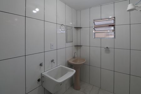 Banheiro de casa para alugar com 1 quarto, 35m² em Conjunto Habitacional Jova Rural, São Paulo