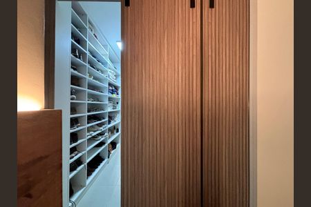 Apartamento à venda com 75m², 2 quartos e 1 vaga Apartamento à venda com 75m², 2 quartos e 1 vagaSuíte - closet