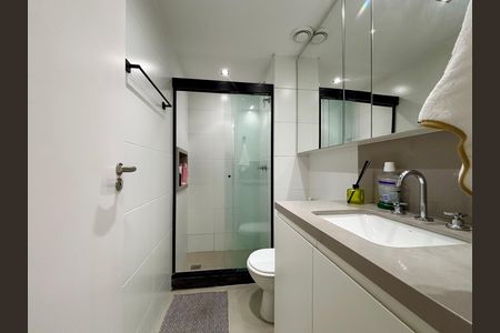 Apartamento à venda com 75m², 2 quartos e 1 vaga Apartamento à venda com 75m², 2 quartos e 1 vagaBanheiro social