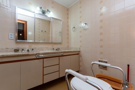Apartamento à venda com 220m², 3 quartos e 2 vagasBanheiro do quarto 3 Suíte