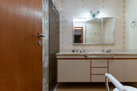 Apartamento à venda com 220m², 3 quartos e 2 vagasBanheiro do quarto 3 Suíte