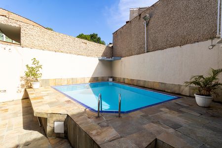 Casa à venda com 300m², 4 quartos e 5 vagas Casa à venda com 300m², 4 quartos e 5 vagasPiscina