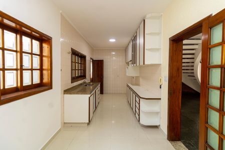 Casa à venda com 300m², 4 quartos e 5 vagas Casa à venda com 300m², 4 quartos e 5 vagasCozinha
