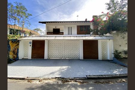 Casa à venda com 300m², 4 quartos e 5 vagas Casa à venda com 300m², 4 quartos e 5 vagasFachada