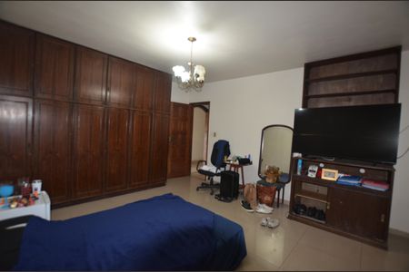 Casa à venda com 350m², 5 quartos e 8 vagasQuarto 1 Suite