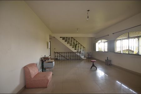 Casa à venda com 350m², 5 quartos e 8 vagasSala