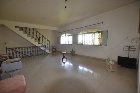 Casa à venda com 350m², 5 quartos e 8 vagasSala