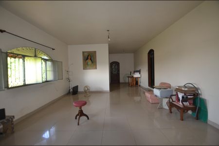 Casa à venda com 350m², 5 quartos e 8 vagasSala