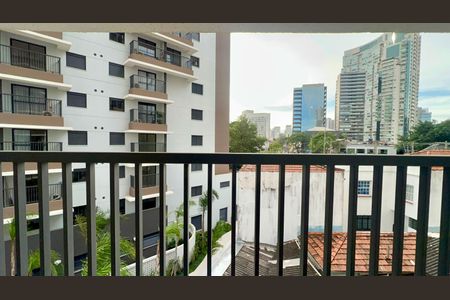 Varanda de kitnet/studio para alugar com 1 quarto, 27m² em Pinheiros, São Paulo